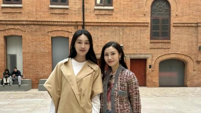 李嘉欣年过半百仍风韵，穿小香风搭无痕裤优雅又撩人，难怪许晋亨一直紧握她不放