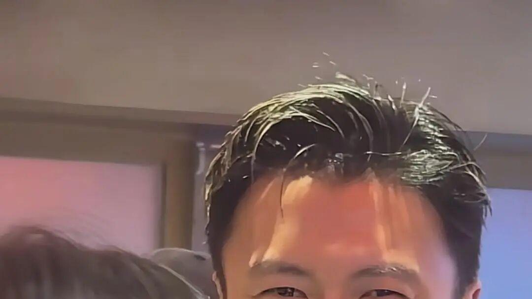 谢霆锋现身哈尔滨铁锅炖餐饮店，店员：本人很帅也很有亲和力