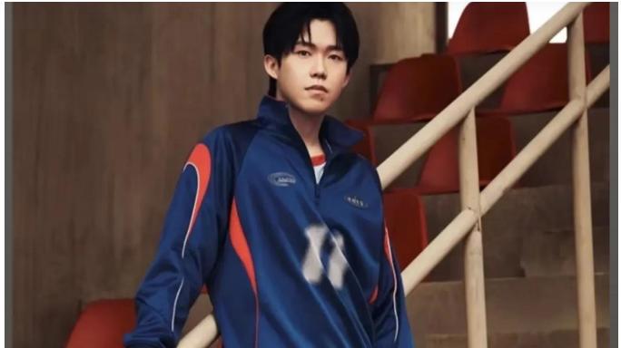 王楚钦最新李宁海报刷屏：运动装穿出成熟感，网友喊话“笑一个就更阳光”