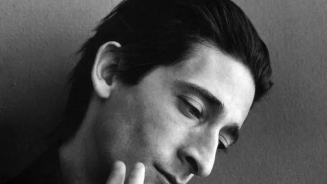 51岁二封奥斯卡影帝！22年前拿奖公开反战，拍冯小刚电影爱喝茅台