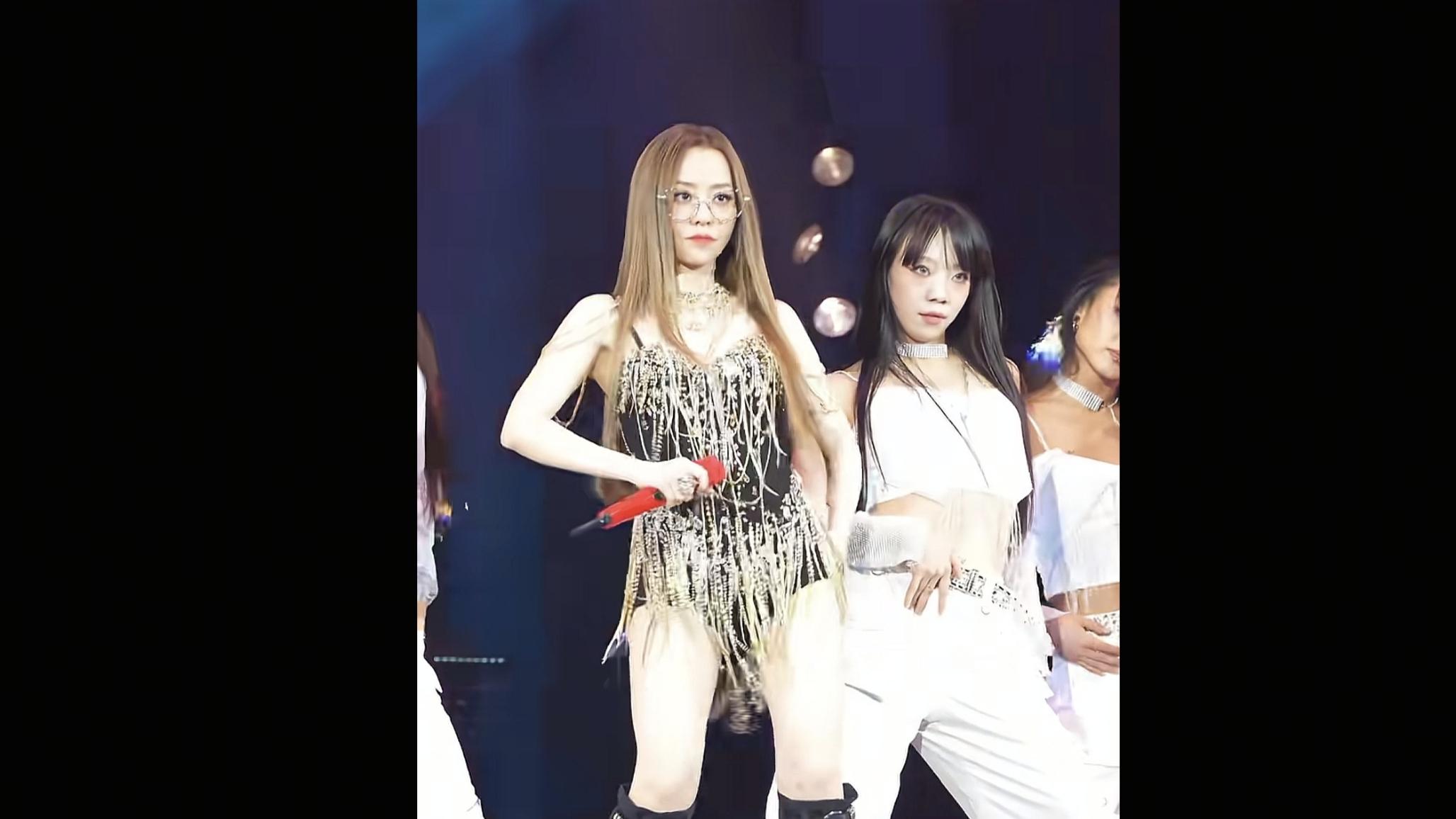 张靓颖戴上眼镜唱跳《九万字》，又仙又欲让人挪不开眼