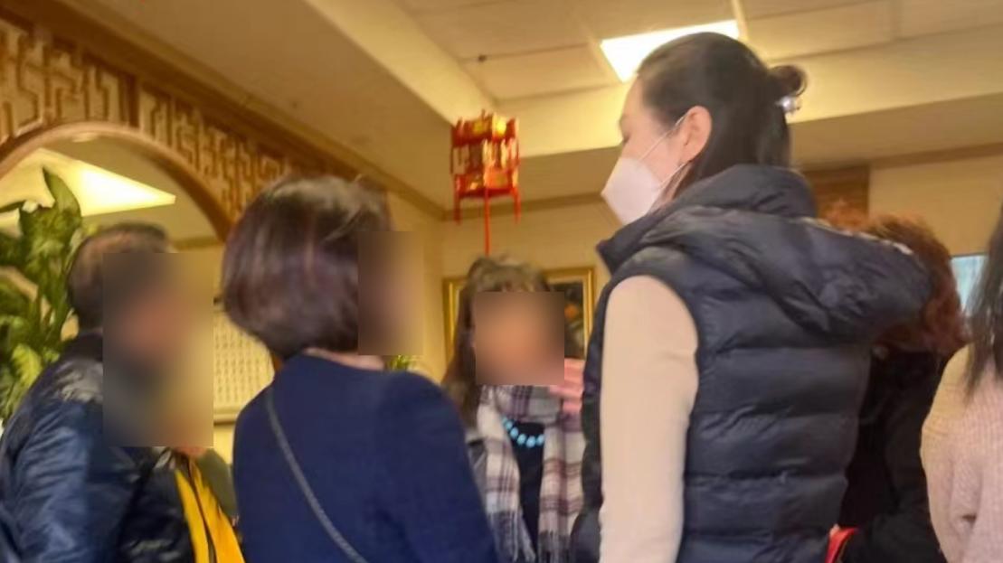 网友温哥华偶遇王祖贤，身材高挑好出众，头发浓密引网友艳羡