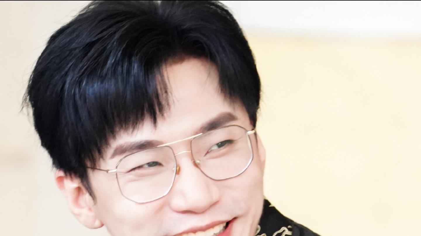 曝王鸥带女儿逛公园，全程紧跟孩子母性爆棚，孩子生父身份引热议