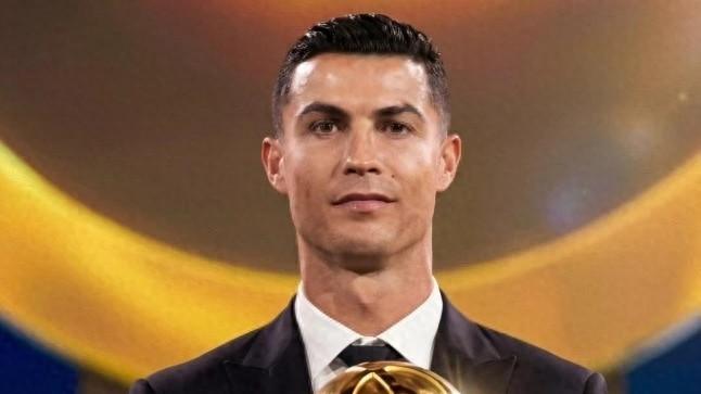 C罗豪取获奖“帽子戏法”！三度加冕中东最佳，40球闪耀2025