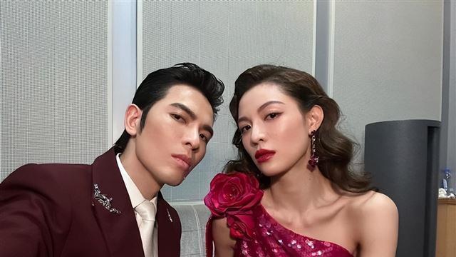 钟楚曦春晚后台晒和宋佳，萧敬腾合影！两位姐姐嘟嘴比耶好养眼！