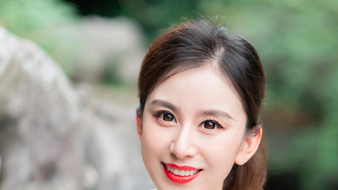 主持人张茜，又美又飒