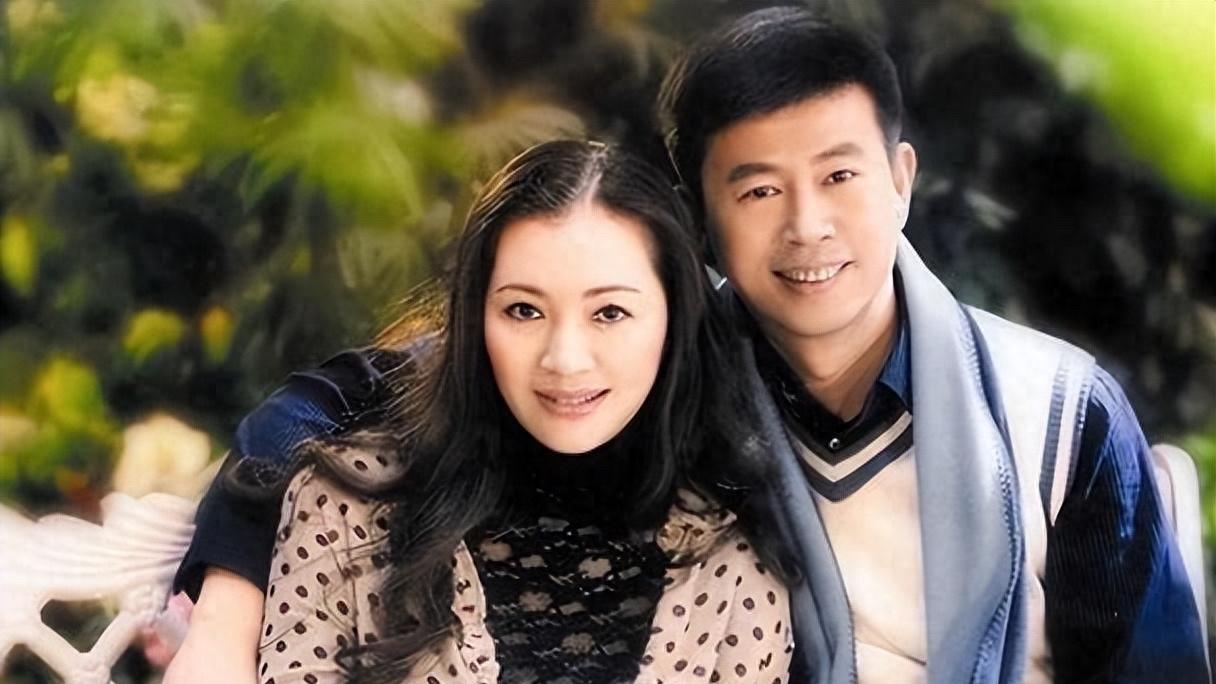 他是著名演员，不顾家人反对娶单亲妈妈为妻，如今55岁翻红