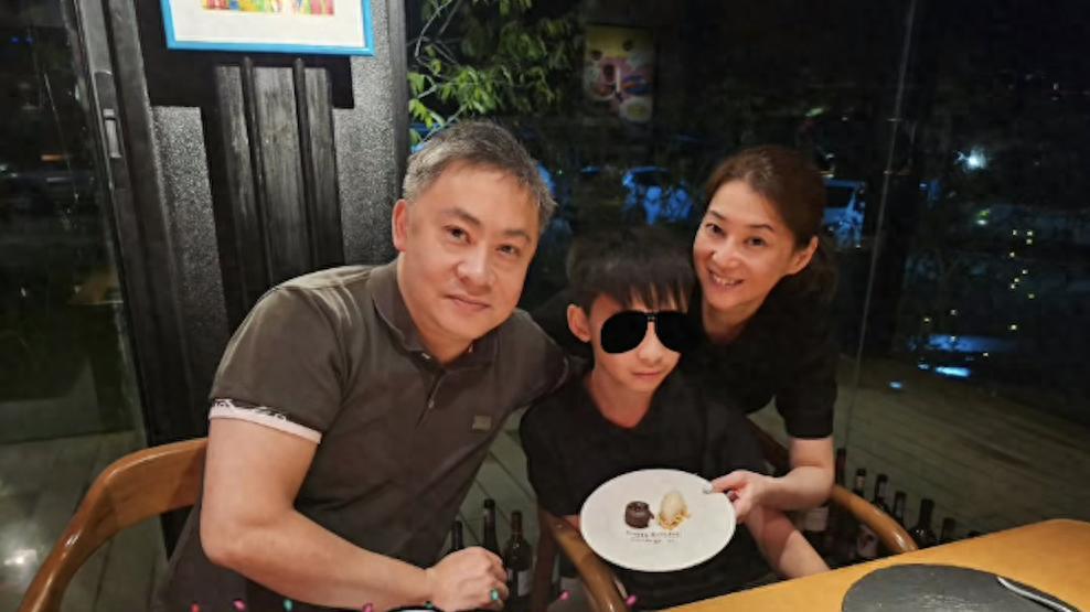 48岁港姐为小儿子庆生，丈夫罕露脸头发花白，携子嫁入豪门仍受宠