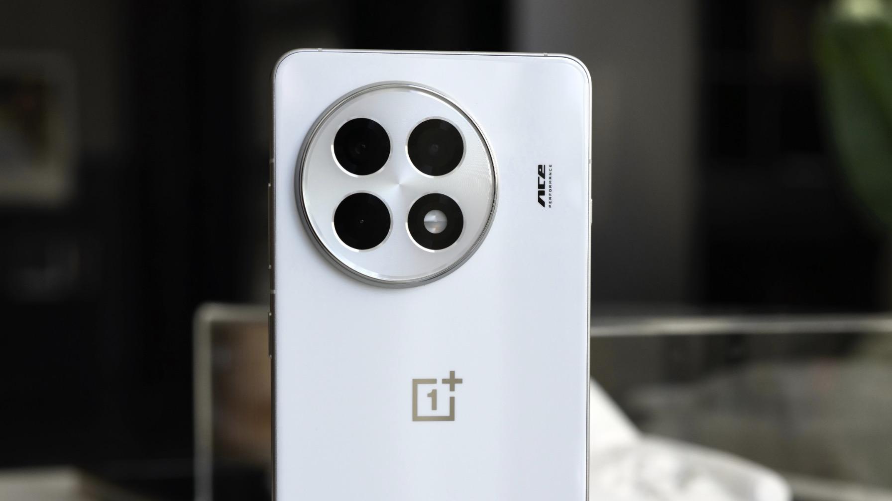 一加不要利润了？骁龙8至尊版手机才卖2294元，6100mAh+金属中框