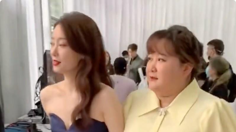 贾玲拍短片，大波浪头发配红唇，五官撞脸巅峰期许晴