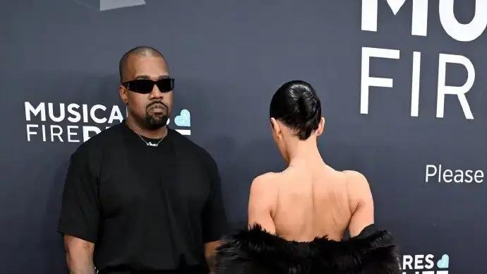 惊爆！侃爷携妻大闹格莱美，透明衣造型引轩然大波！