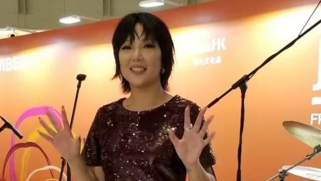 香港女歌手自认难觅对象！拒靠交友APP，曾因与前任涉毒连累事业