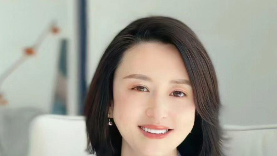 央视前主持张蕾的“不雅照”风波：一张照片引发的争议始末