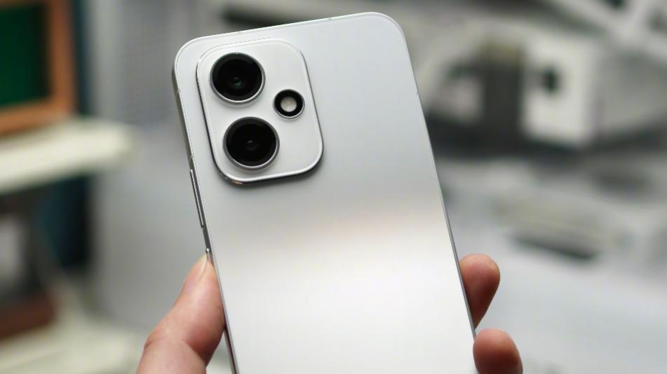 8000mAh+橫向模組+2億主攝，定價2499元起，榮耀新機有點好看啊