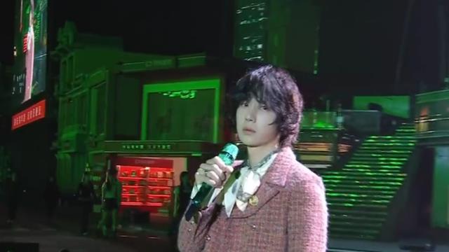 重大舞台事故，王一博跨年飞天50米安全扣没扣，粉丝公开视频怒斥