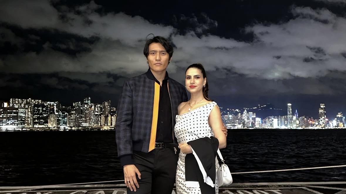 马德钟全家出席活动，27岁儿子携新女友亮相，女友仍是外国人很高