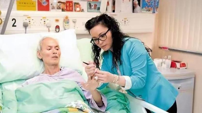 69岁刘家辉坐轮椅现身晚宴，获得贡献奖，多位老牌香港艺人出席！