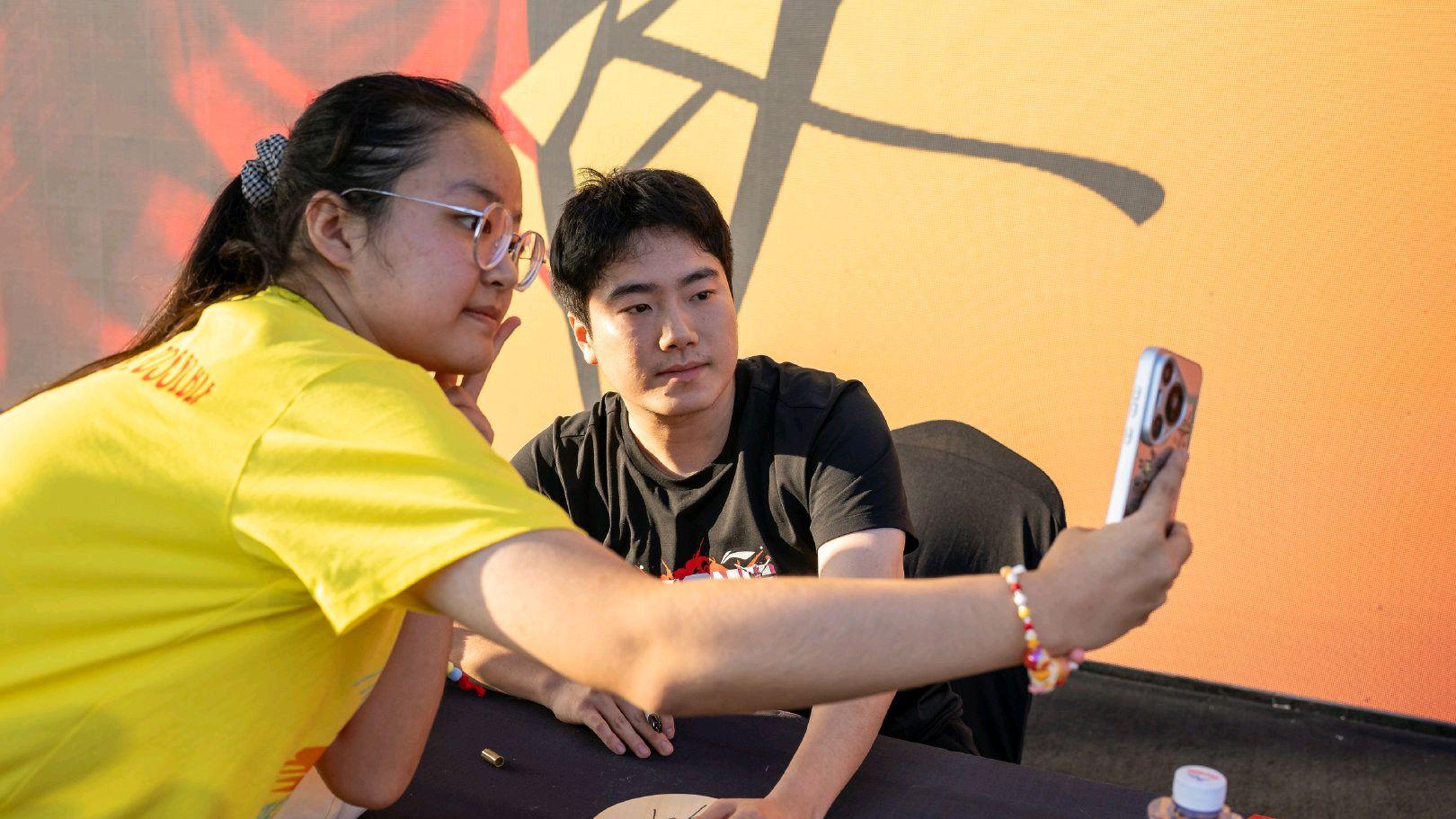 国乒女团横扫泰国女团，国乒男团逆转伊朗队，共同打进四强