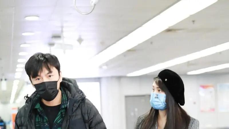 伊能静秦昊现身辽宁春晚后台，她光腿穿裙子冻到发抖，婆婆也陪同