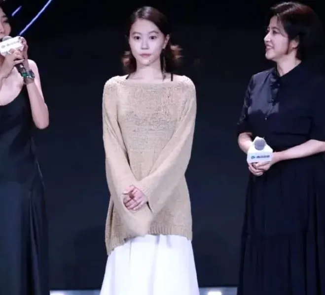 27岁窦靖童洗掉“虾线”变得快认不出了！烫卷发美得像洋娃娃，好像年轻时的王菲