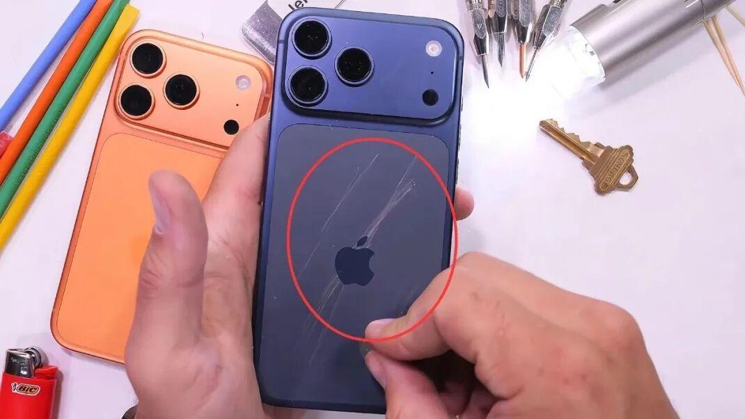被吐槽到飞起的“掉漆王”？iPhone 17 Pro 系列翻车评测却把我们看傻