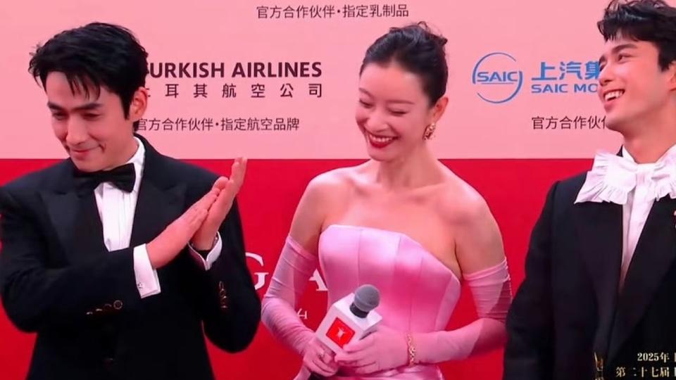 倪妮亮相上影节红毯，玫瑰礼服打破审美困局，赞誉与争议并存