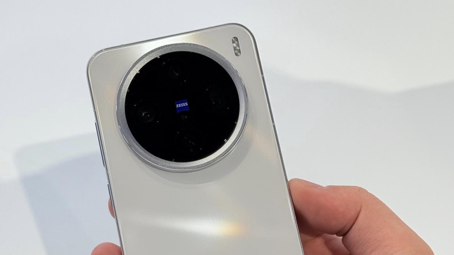 vivo不甘示弱！高端“小钢炮”突降1060元，天玑9400+100倍变焦