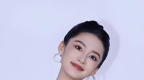 红毯角落的“狠角色”！李沁这波操作，把娱乐圈那些C位咖都看傻了！