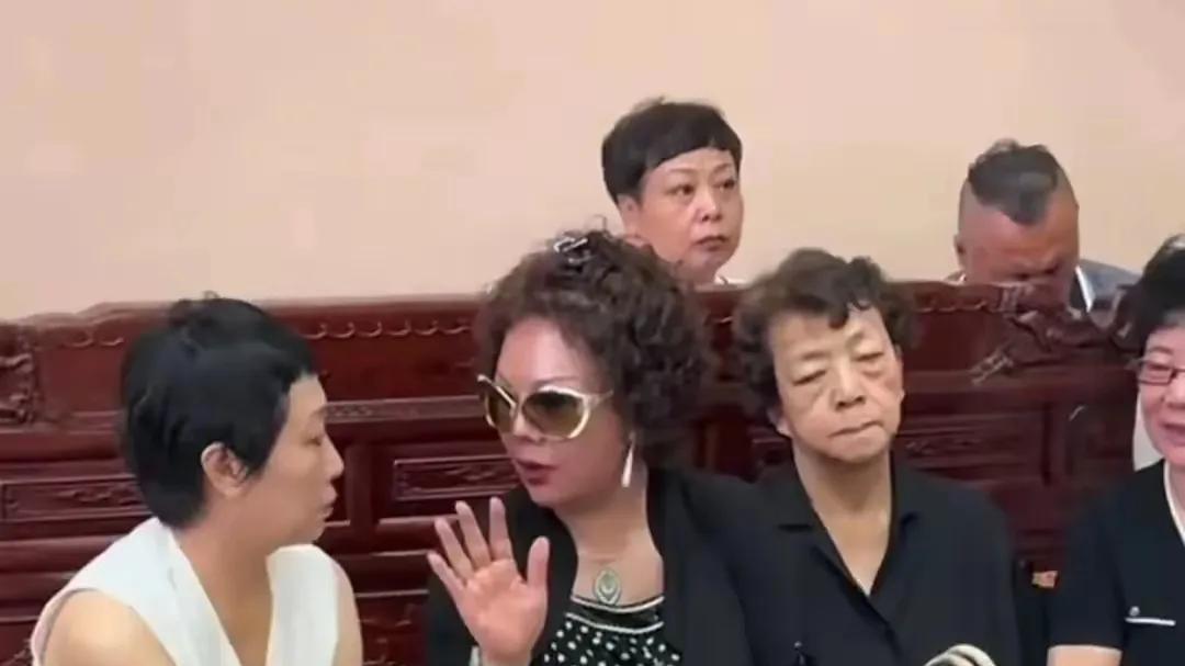 四位儿媳齐聚祭拜公公，孟真墨镜遮面，与杨议无交流！