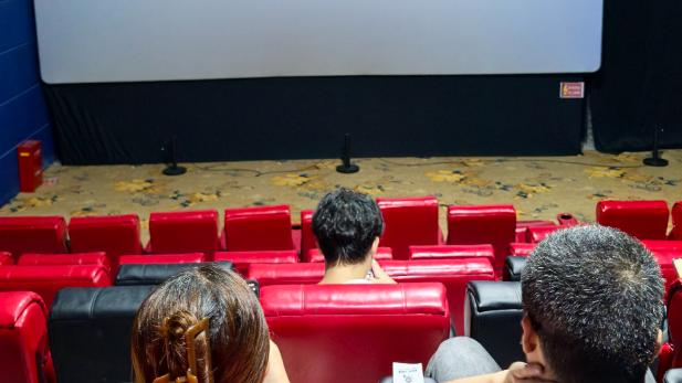 中国电影正式衰落！2025春节档票房引热议，没有可以扛大旗的影片