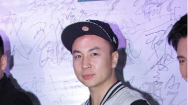 37岁释小龙到朋友家做客，身材壮硕，成年后颜值下滑了好多