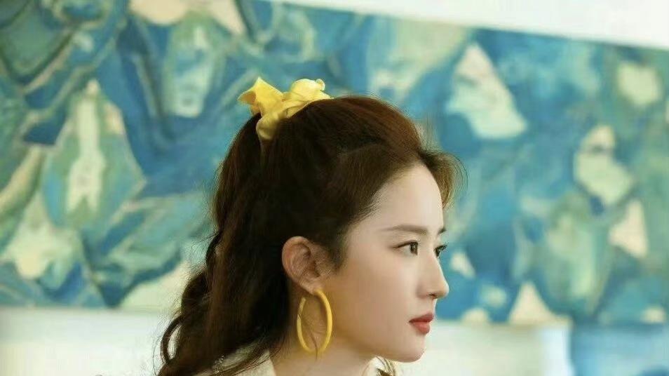 刘亦菲戛纳吃粉，人间仙子也爱烟火气