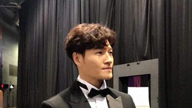 49岁韩国男星官宣结婚，未透露新娘身份，婚礼仅邀请家人和亲近友人