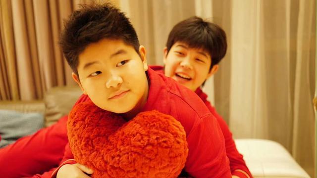 安吉14岁照片曝光，疯狂生长比老爸沙溢高太多，茂密头发抢镜