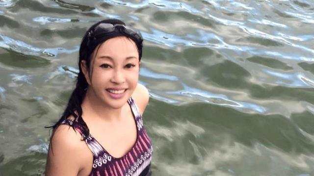 73岁刘晓庆素颜真面目曝光！大胆穿泳装尽显风韵犹存，何惧年龄