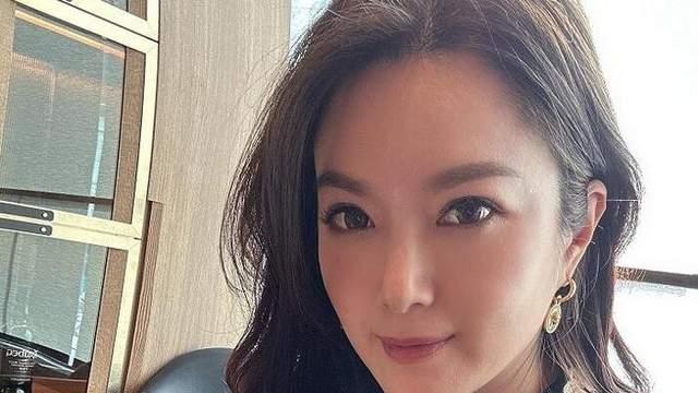 一脸愁容！前TVB女星离婚后出席活动状态差，不时走神更明显消瘦