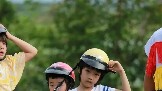 吴镇宇儿子晒和杨威儿子合照费曼为杨阳洋画爱心杨阳洋满脸青春痘