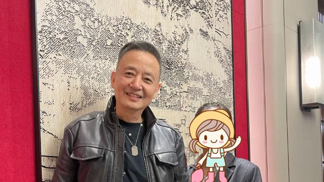 侯长荣和妻子被偶遇，气质儒雅越老越帅，陈剑月比老公显老但面善