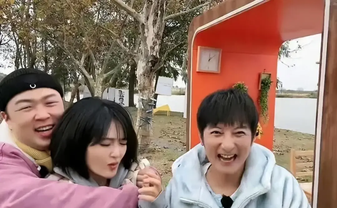 《快乐大本营》停播三年，没想到，快乐家族竟以这种方式再团聚