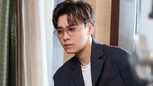 37岁李易峰近照曝光两眼无神变熊猫眼没了明星光环成油腻大叔