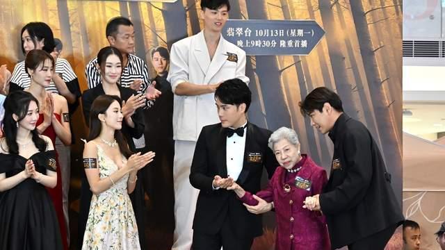 90岁演员罗兰出席TVB宣传活动，双腿疑似水肿，健康状况引发关注