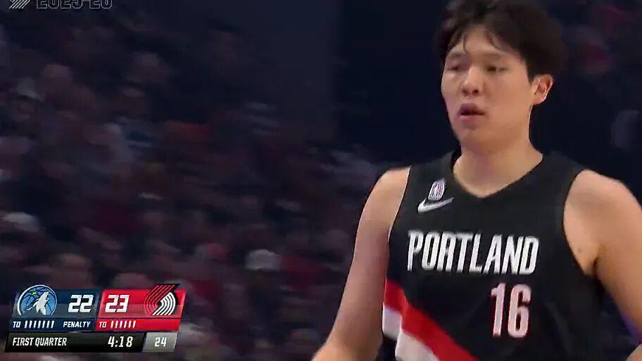 杨瀚森首秀被隔扣！被大帽！欢迎来到NBA！下半场没登场？很正常