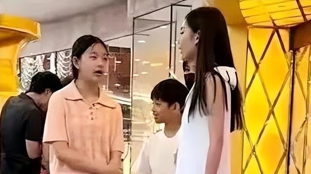 马筱梅空降小井直播间，婚礼大概会如期举行，俩娃疑很快会回京！