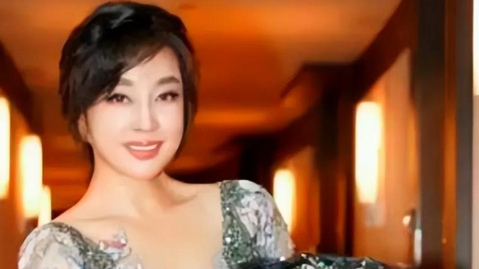 74岁老戏骨刘晓庆坦言：以为我没孩子没老公就可怜？我过得很滋润