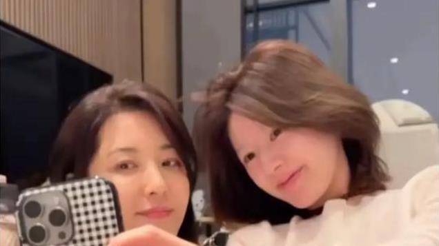 曾黎去看赵露思了，她练习走路，学着吃饭，还能自己剥栗子