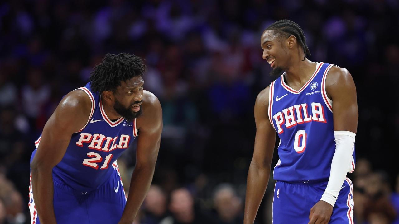 恩比德23分钟25+7+5创纪录，76人加时逆转却暴露核心尴尬