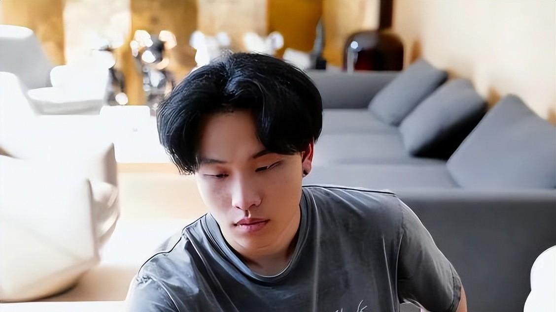 陈坤儿子成长记：容貌继承母亲基因，相似度令人惊叹