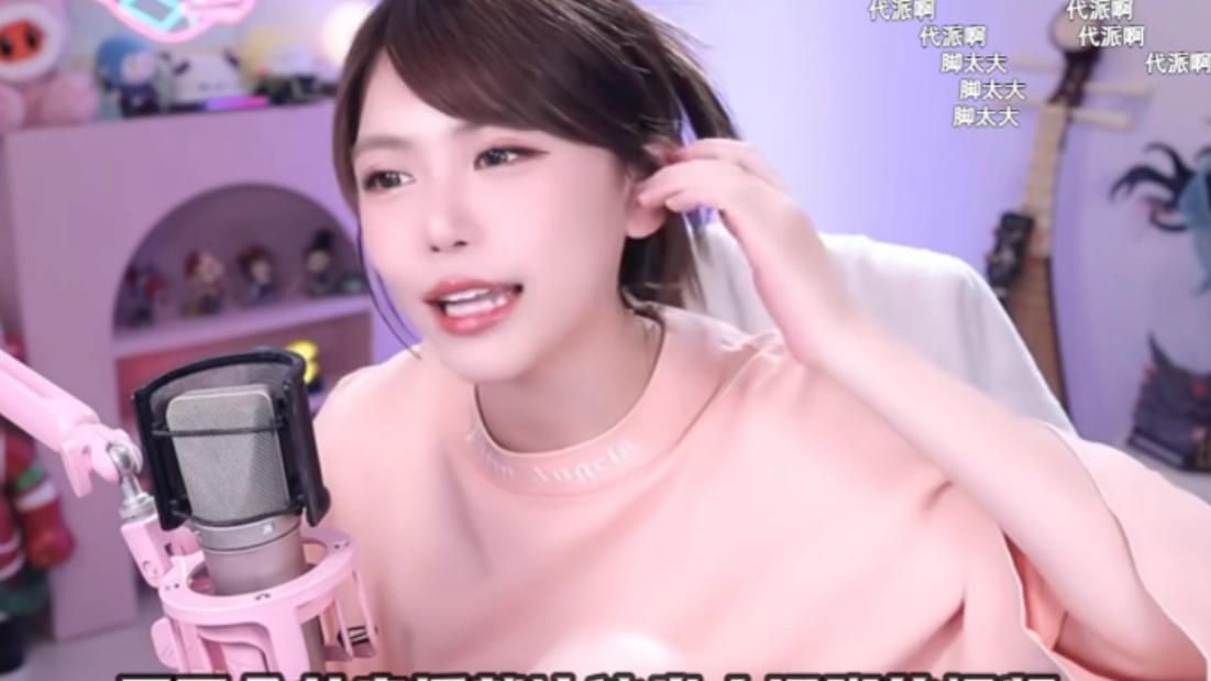 周淑怡自曝年轻全靠美颜，粉丝要求看脚底，周姐：露腿就擦边了？