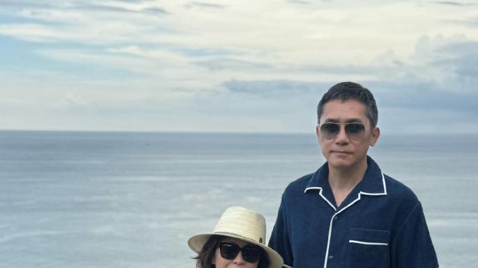 59岁刘嘉玲换泡面头年轻20岁，穿蕾丝裙同框林熙蕾，美得像换个人