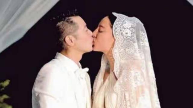 香港知名歌手断崖“衰老”像伍咏薇？定居上海，婚后幸福美满